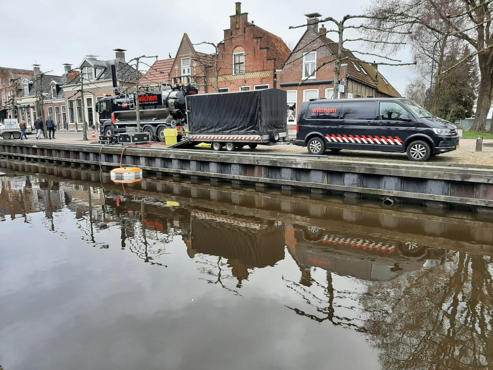 skimmer en vacuumwagen.jpg